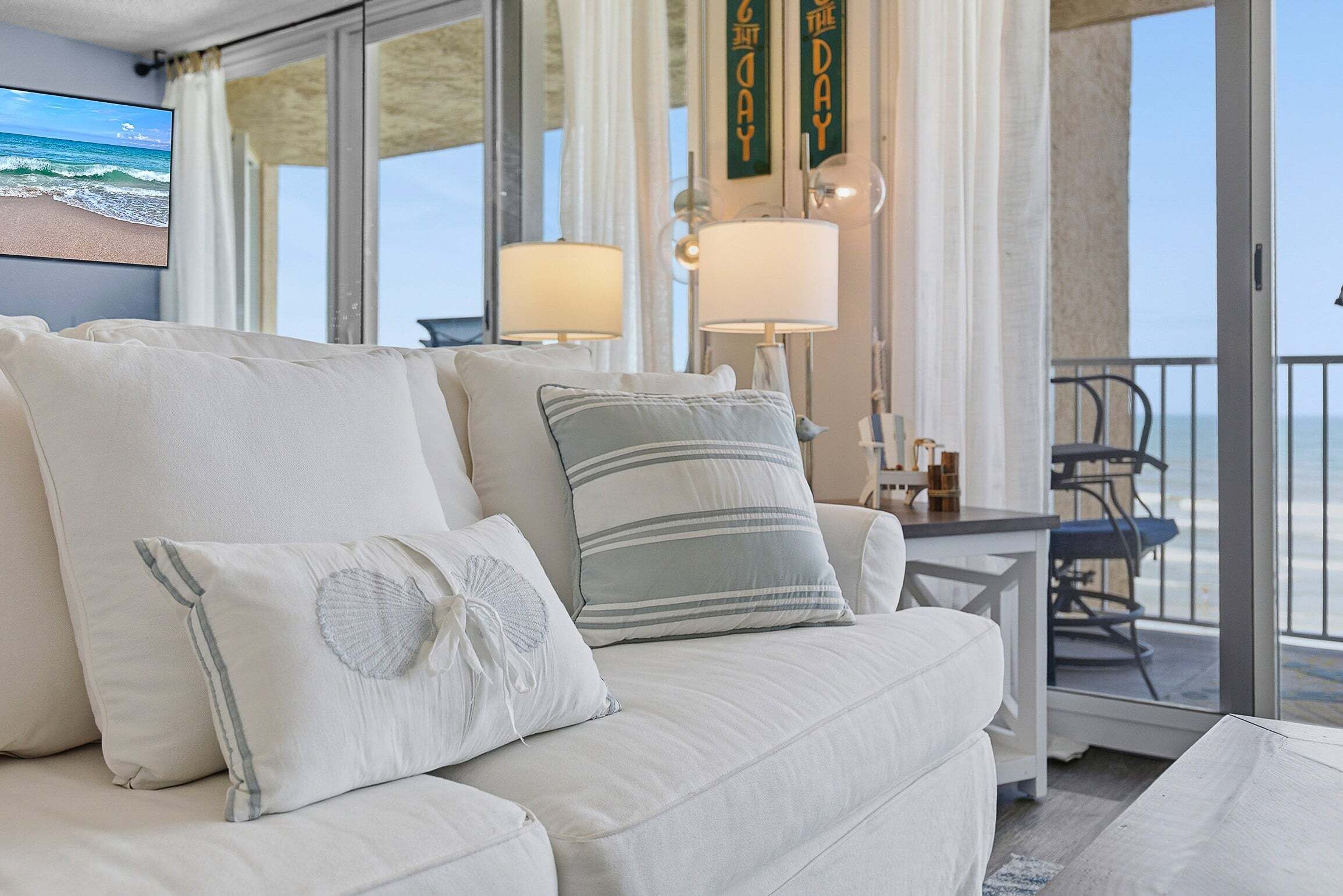 Condo, várias camas, sacada, vista para o oceano (Oceania Beach Club 505) | Área de estar