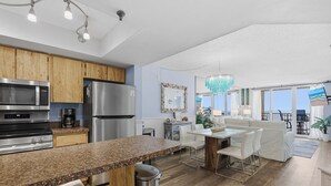 Kondominium, Beberapa Tempat Tidur, pemandangan samudra (Oceania Beach Club 505) | Dapur pribadi
