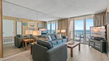 Apartment, Mehrere Betten, Balkon, Strandblick (Oceania Beach Club 604) | Wohnbereich