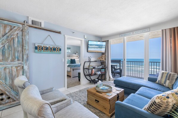 Apartment, Mehrere Betten, Balkon, Meerblick (Oceania Beach Club 603) | Wohnbereich