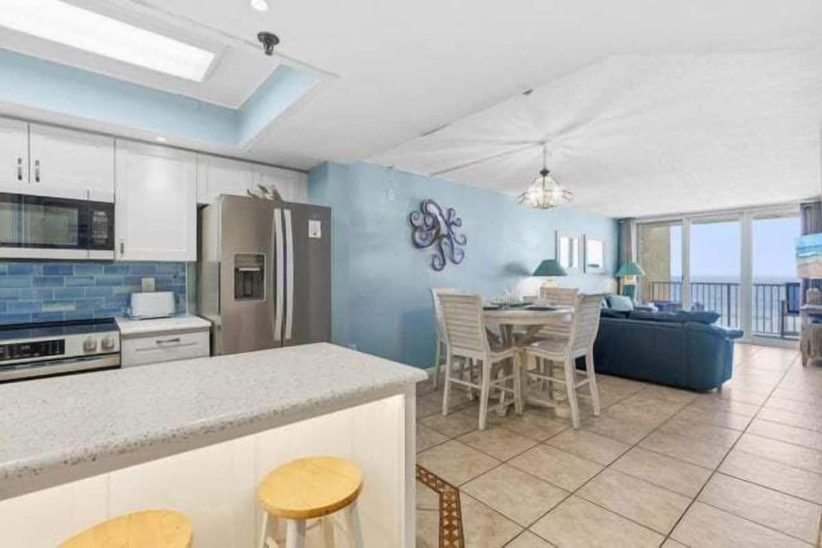 Condo, Plusieurs lits, vue sur la piscine (Oceania Beach Club 504) | 2 chambres, fer et planche à repasser, décor unique, ameublement unique