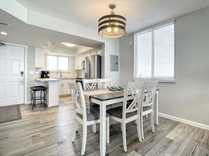 公寓客房, 多張床, 陽台, 海景 (Oceania Beach Club 506) | 2 間臥室、獨特裝潢、布置獨特、床單