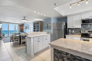Condo, várias camas, sacada, vista para o oceano (Oceania Beach Club 603) | Cozinha privada | Geladeira, micro-ondas, fogão, cooktop
