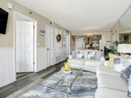 Apartamento, varias camas, balcón, vistas al mar (Oceania Beach Club 505) | Zona de estar