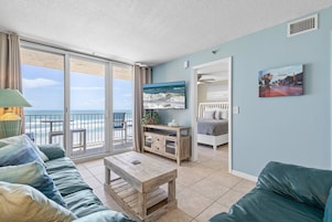 Condo, várias camas, sacada, vista para o oceano (Oceania Beach Club 504) | 2 quartos, individualmente decorados, individualmente mobiliados