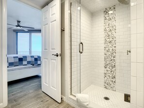 公寓客房, 多張床, 陽台, 海景 (Oceania Beach Club 508) | 浴室 | 毛巾