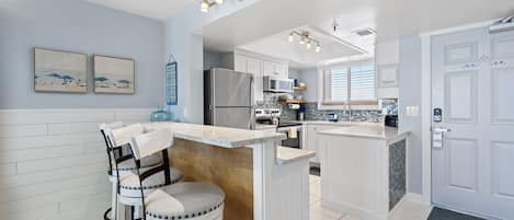 Kondominium, Beberapa Tempat Tidur, balkon, pemandangan samudra (Oceania Beach Club 603) | Dapur pribadi | Mesin pembuat kopi/teh