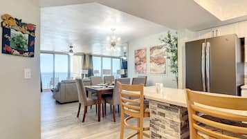 Apartment, Mehrere Betten, Balkon, Meerblick (Oceania Beach Club 602) | Speisen