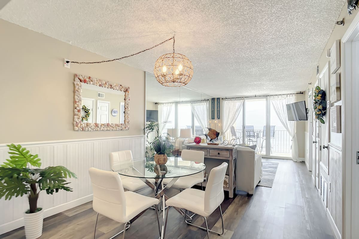 Lägenhet - flera sängar - balkong - havsutsikt (Oceania Beach Club 505) | 2 sovrum, individuell inredning, unika möbler och sängkläder
