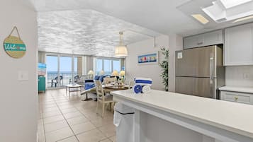 Condo, varias camas, balcón, vista al océano (Oceania Beach Club 503) | Interior