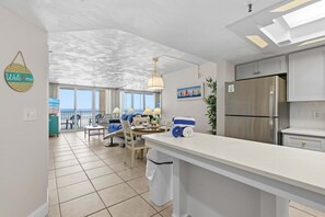Apartamento, varias camas, balcón, vistas al mar (Oceania Beach Club 503) | Interior