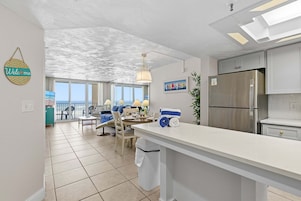 Condo, várias camas, sacada, vista para o oceano (Oceania Beach Club 503) | Parte interna