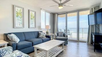 Huoneisto, useita sänkyjä, parveke, valtamerinäköala (Oceania Beach Club 506) | Oleskelualue