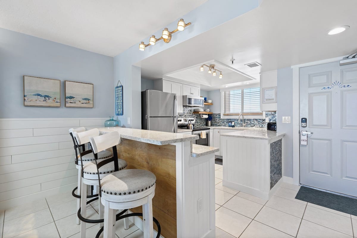 Appartamento, letti multipli, balcone, vista oceano (Oceania Beach Club 603) | Cucina privata | Macchina per tè/caffè