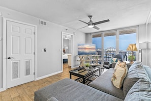 Condo, várias camas, sacada, vista para o oceano (Oceania Beach Club 507) | Área de estar