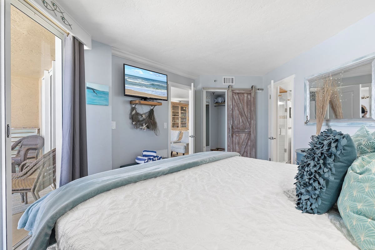 Lejlighed - flere senge - balkon - havudsigt (Oceania Beach Club 603) | 2 soveværelser, individuelt design, individuel indretning, sengetøj