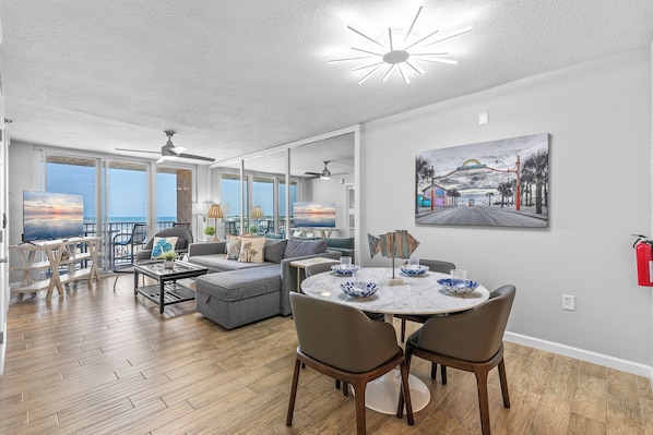Condo, várias camas, sacada, vista para o oceano (Oceania Beach Club 507) | Área de estar