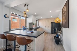 Mikroaaltouuni, uuni, astianpesukone, leivänpaahdin