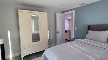 4 bedrooms, iron/ironing board, free WiFi, bed sheets