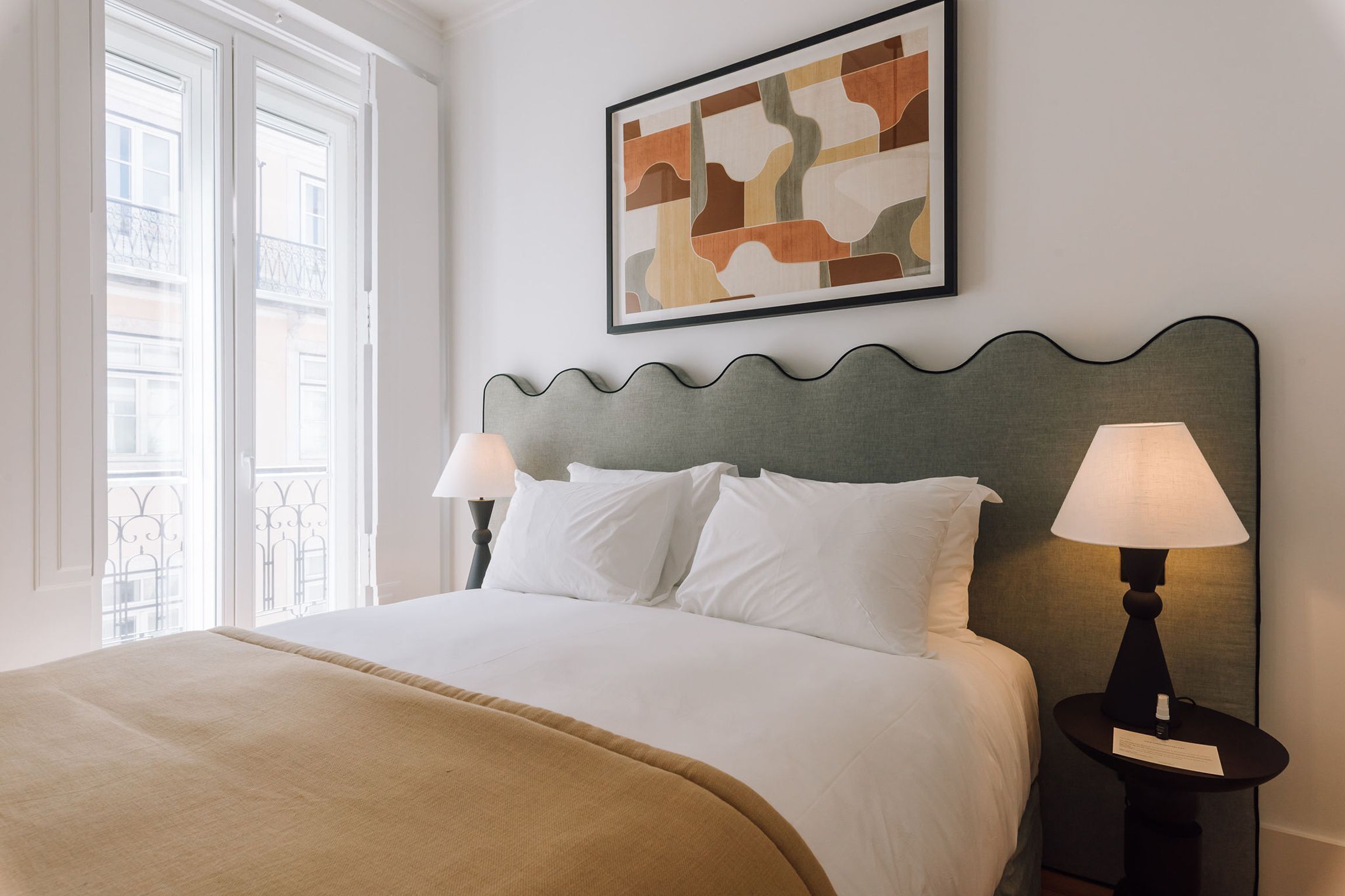 Caja de seguridad en la habitación y tabla de planchar con plancha 