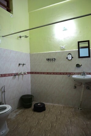Een douche, handdoeken, zeep