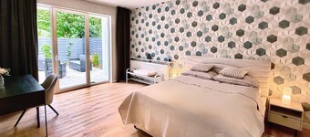 Modern Villa & Private Garden - Fully Renovated 2025 🏡