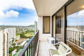 Property grounds - High Floor 1 BD Condo - Steps away from the beach! (Honolulu)