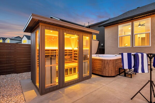 Terrace/patio - NEW HOME in Mountain Green-The Powder Nest Retreat with private Sauna Hot Tub (Mountain Green)