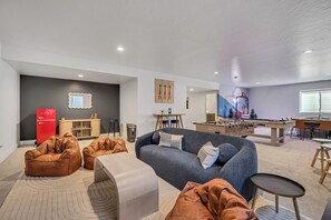 Smart TV, fireplace, table football, books - NEW HOME in Mountain Green-The Powder Nest Retreat with private Sauna Hot Tub (Mountain Green)