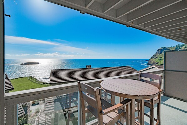 Outdoor dining - Ocean-View Loft with Kitchen & Balcony (Otter Rock)