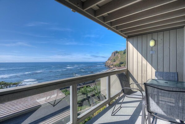 Outdoor dining - Panoramic Ocean-View Studio with Balcony (Otter Rock)