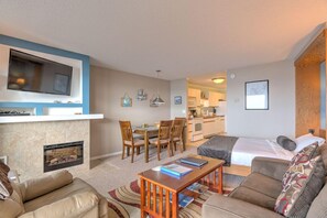 Offices - Ocean-View Queen Studio with Private Balcony (Otter Rock)