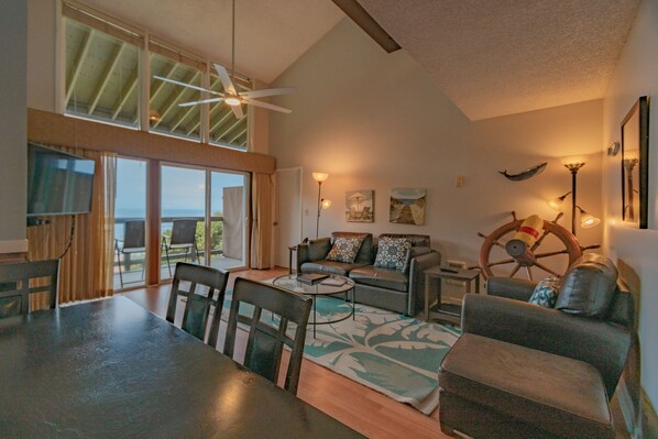 Televisión, chimenea y oficina 