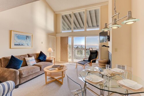 Panoramic Loft with King Bed & Full Kitchen