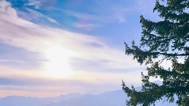 Ein gelber Tisch draußen mit Blick auf die Berge.