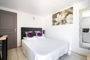 Iron/ironing board, free WiFi, bed sheets