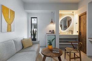 Suite 1 | Μίνι μπαρ, χρηματοκιβώτιο στο δωμάτιο, ηχομόνωση, σίδερο/σιδερώστρα 