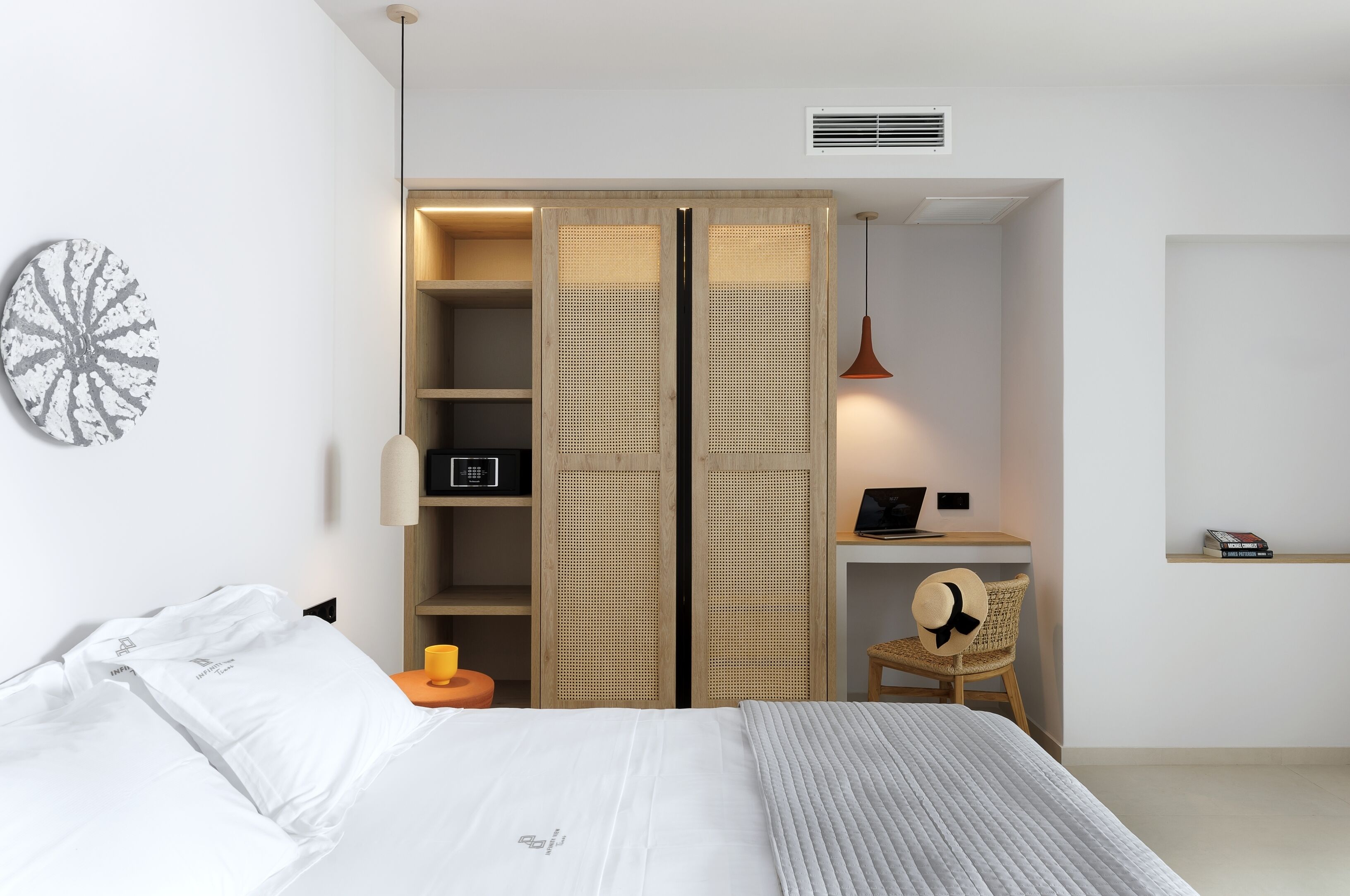 Un dormitorio con cama, escritorio, silla y armario.
