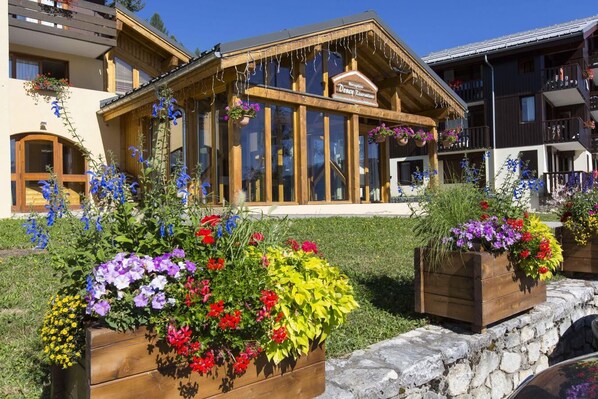 Exterior - 50m from resort center, swimming pool, balcony, parking, tv, ski locker, 40m², Valmorel (La Léchère)