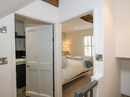 2 quartos, individualmente decorados, individualmente mobiliados