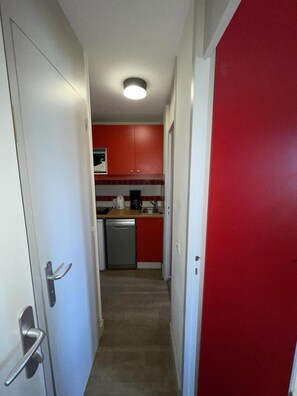 Geladeira, micro-ondas, fogão, lava-louças