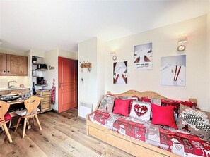 2 bedrooms, WiFi - 100m from ski slopes, 5th floor, view swimming pool/mountain, swimming pool, balcony, tv, ski locker (Le Corbier)