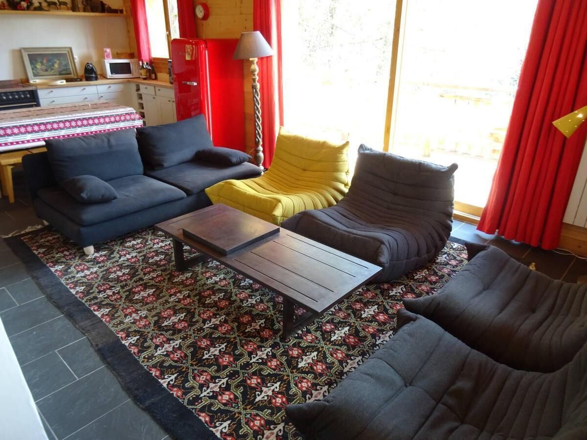 Een televisie en een open haard