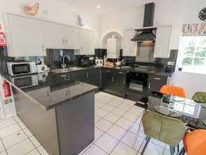 Lave-vaisselle, batterie de cuisine, vaisselle et ustensiles