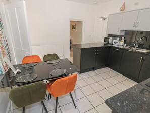 Dishwasher, cookware/dishes/utensils - Raglan Lodge (Usk)