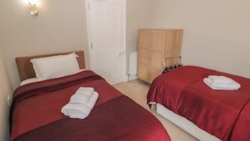 2 Schlafzimmer, individuell dekoriert, individuell eingerichtet