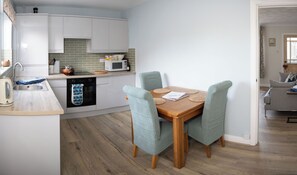 Cottage | Cuisine privée | Batterie de cuisine, vaisselle et ustensiles