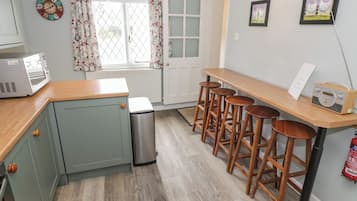 Kühlschrank, Mikrowelle, Geschirrspüler, Toaster