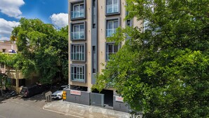 Un edificio moderno de varios pisos con grandes ventanales.