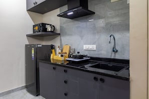 Apartment, Balcony | Private kitchen | Fridge, microwave, cookware/dishes/utensils